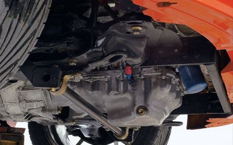Во время планового ТО Honda Element следует менять масло в двигателе