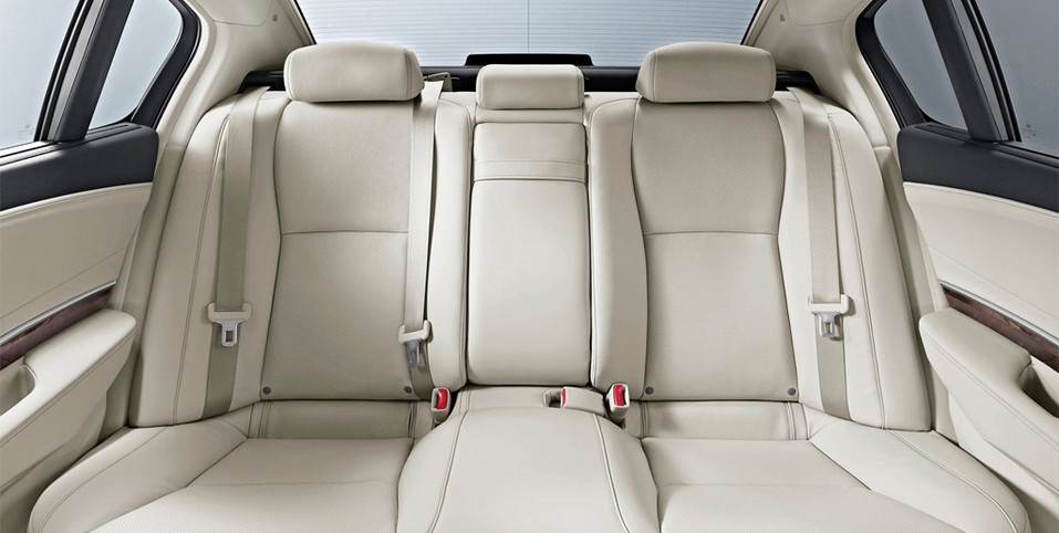 На заднем сидении Honda Legend комфортно размещаются два пассажира