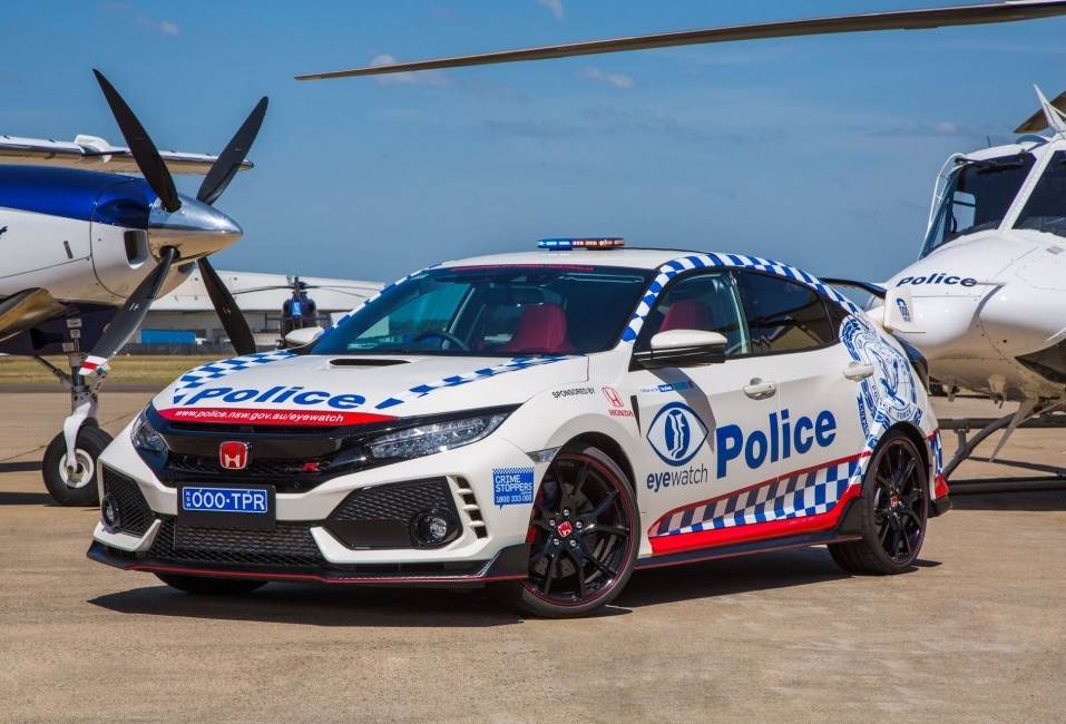 Honda Civic Type R превратили в полицейскую машину
