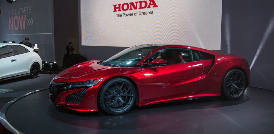 Серийный гибридный спорткар NSX