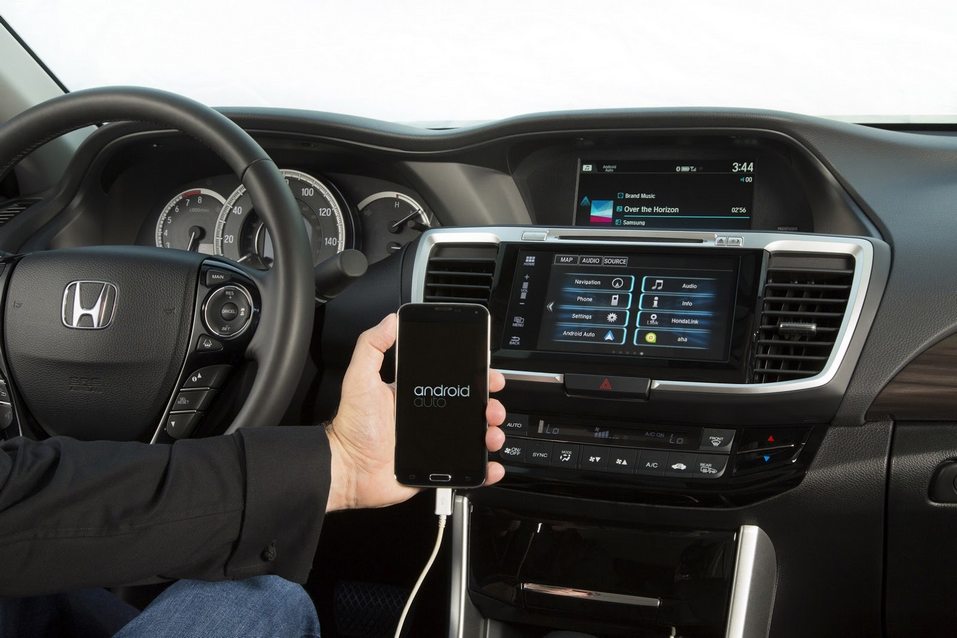 Мультимедиа Honda Accord поддерживает платформы Apple CarPlay и Google Android Auto