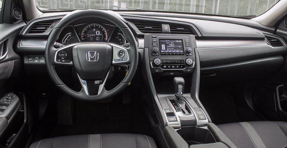 Внутри седана Honda Civic