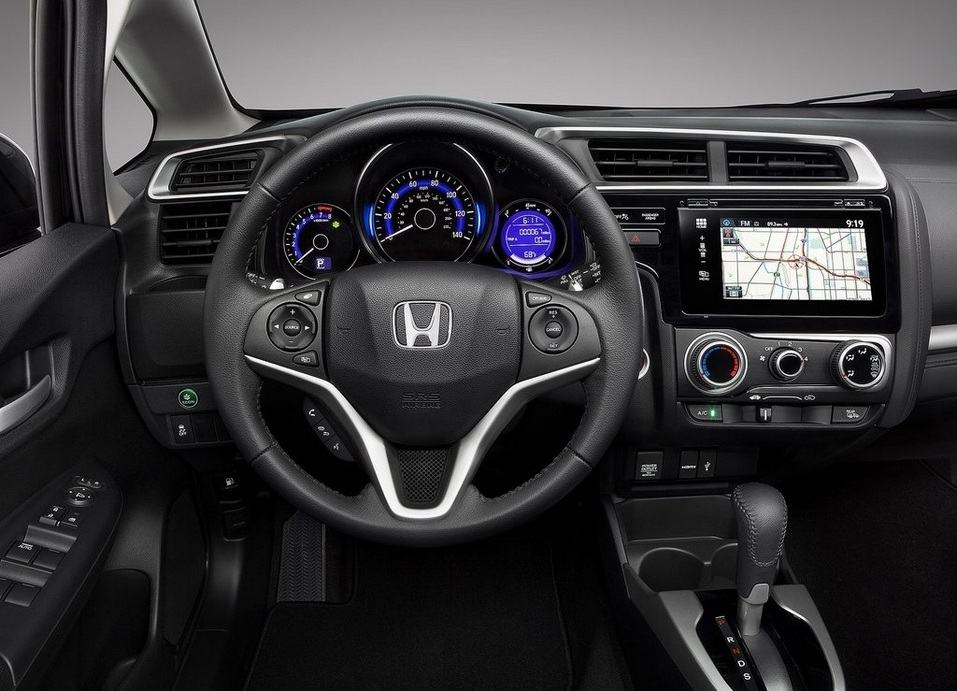 Современный кокпит водителя Honda Jazz
